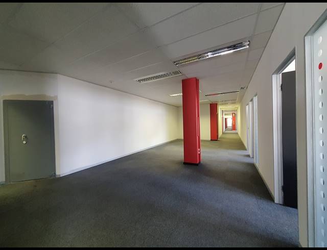 686.90M² OFFICE TO LET IN HALFWAY HOUSE